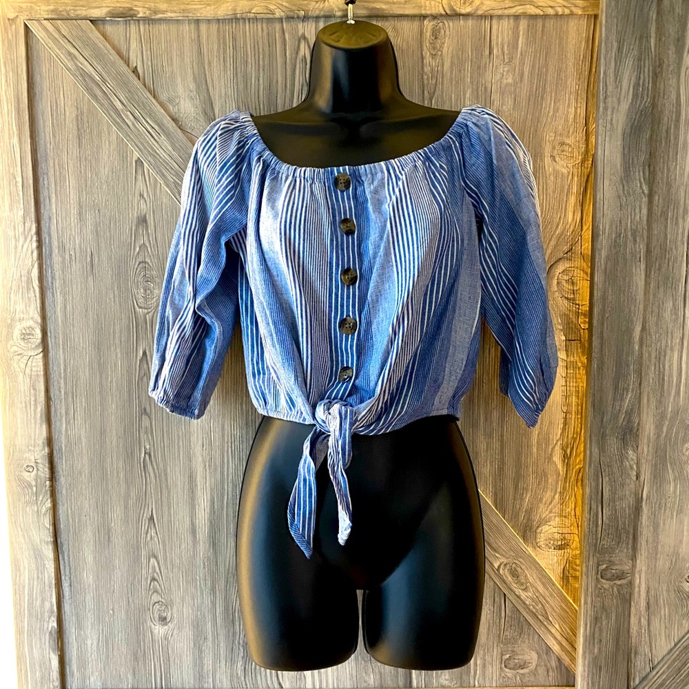 AE cropped off the shoulder blouse. Women’s small